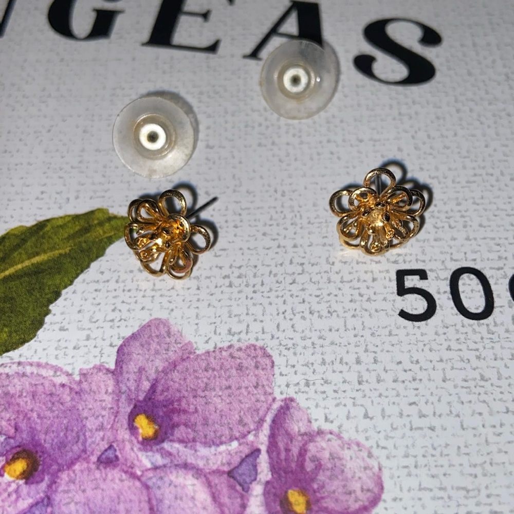 GOLD FLOWER PIERCED EARRINGS 1/2”